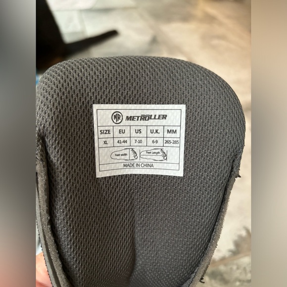 Metroller, Roller blades in great condition that is black and blue. - Picture 2 of 5